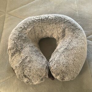 UGG • Pine Creek Travel Neck Pillow •Removable cover • NWOT -never used!
